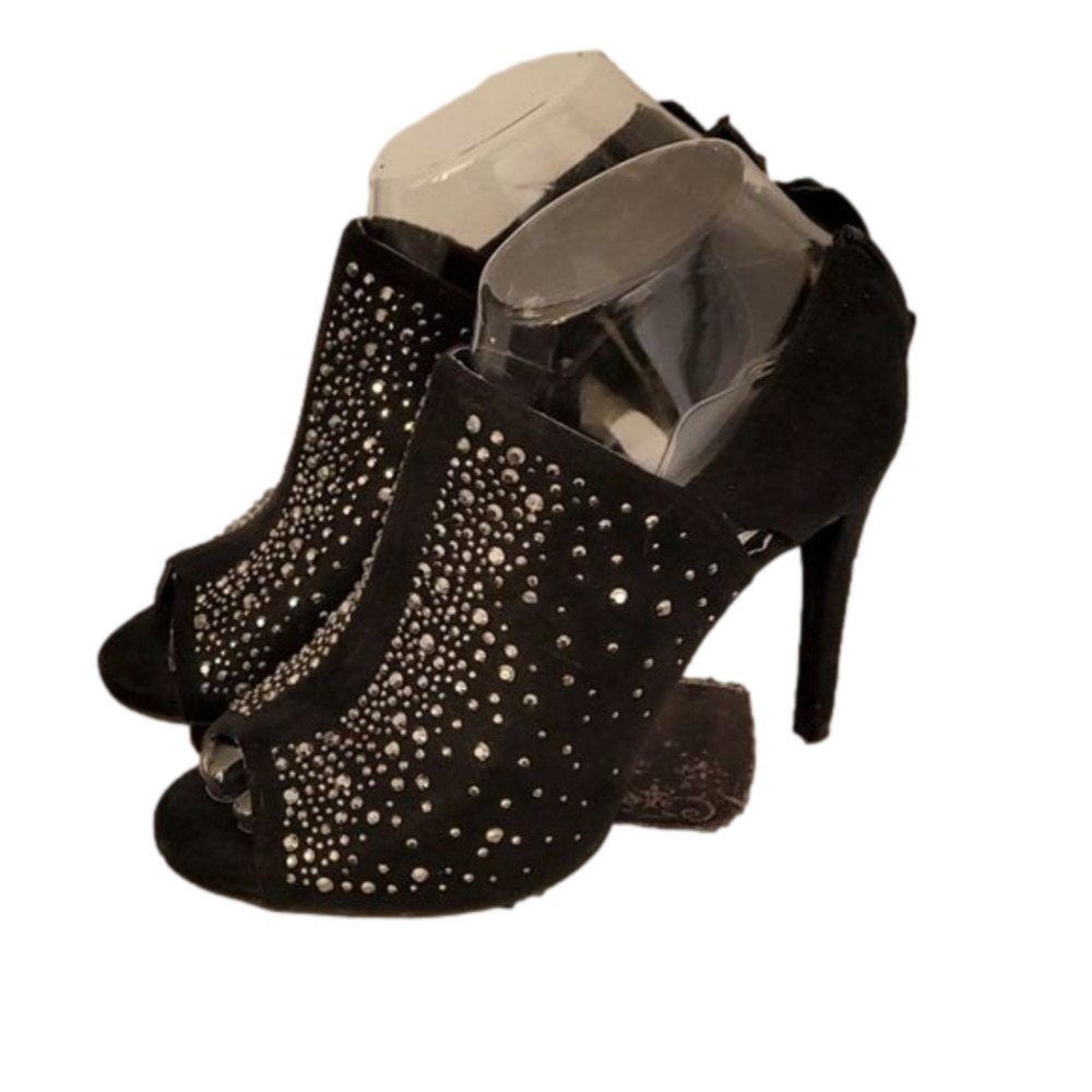 - Jennifer Lopez Black Sparkle Shoes